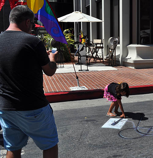 Man photographs his daughter pulling the plug
